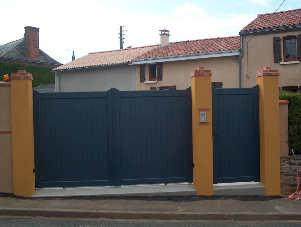 portail noir à Angers