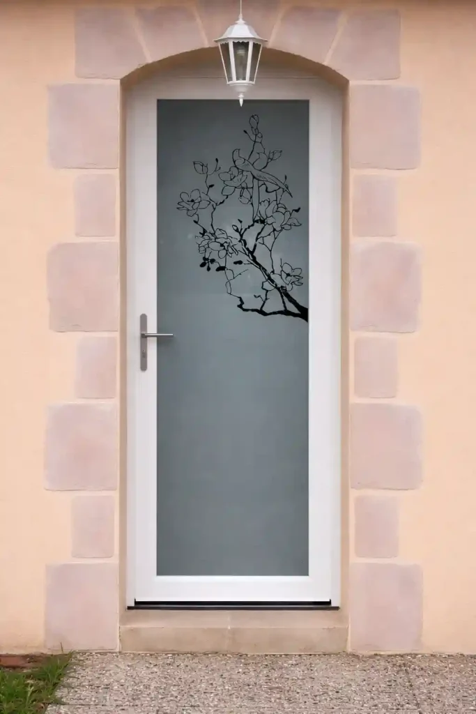 porte-dentree-signature-avec-arbre-a-nort-sur-erdre en partenariat avec Renov'fermetures